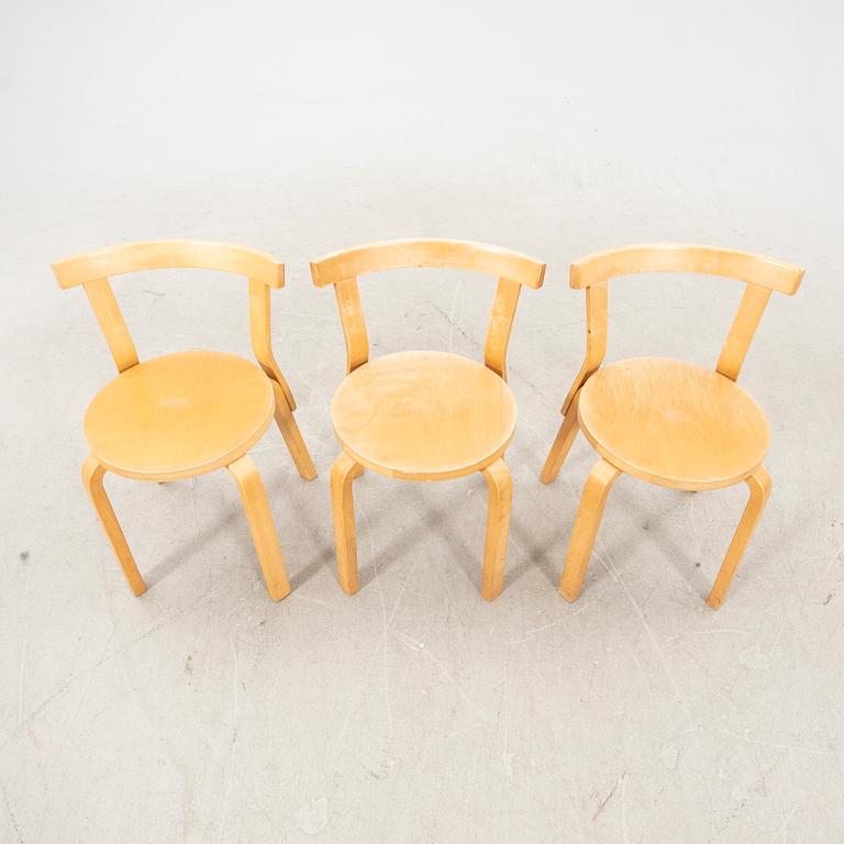 Alvar Aalto, a set of three chairs Artek Finland alt4er part of the 20th century.