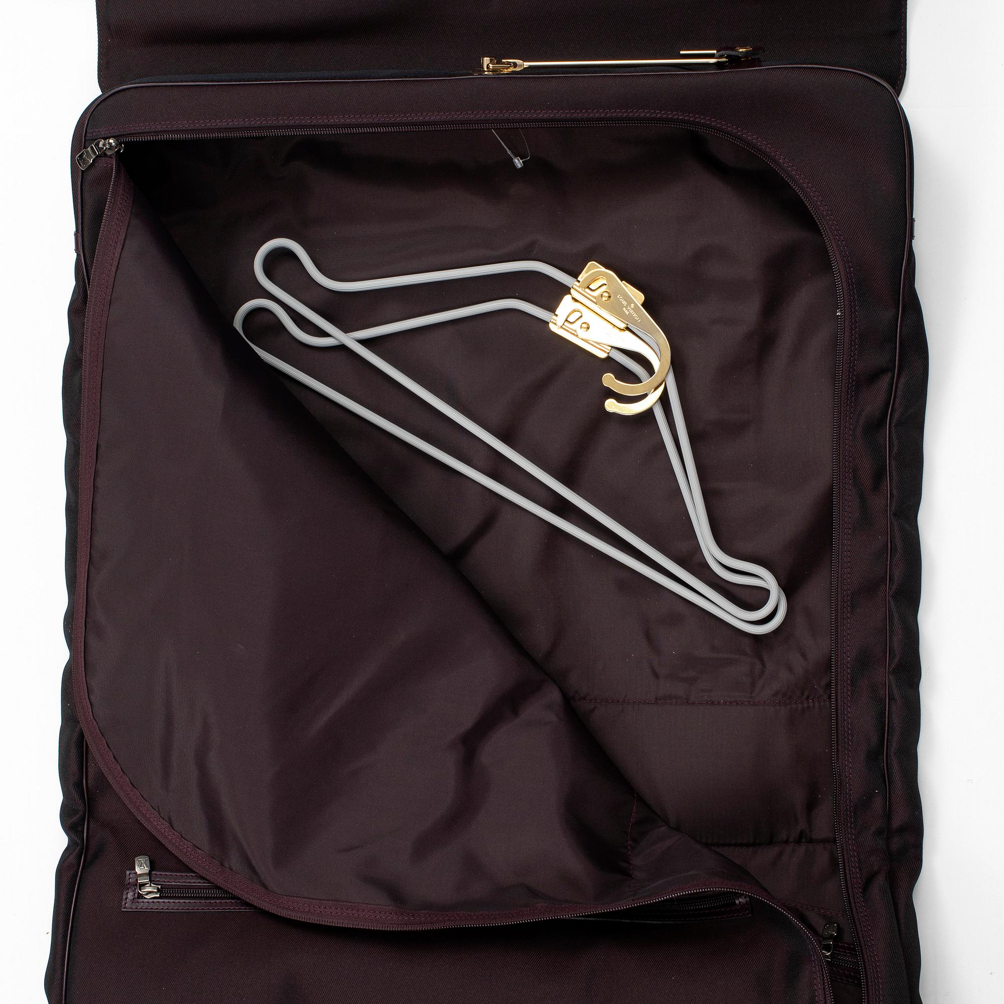 LOUIS VUITTON, a 'Gibeciere' garment cover.