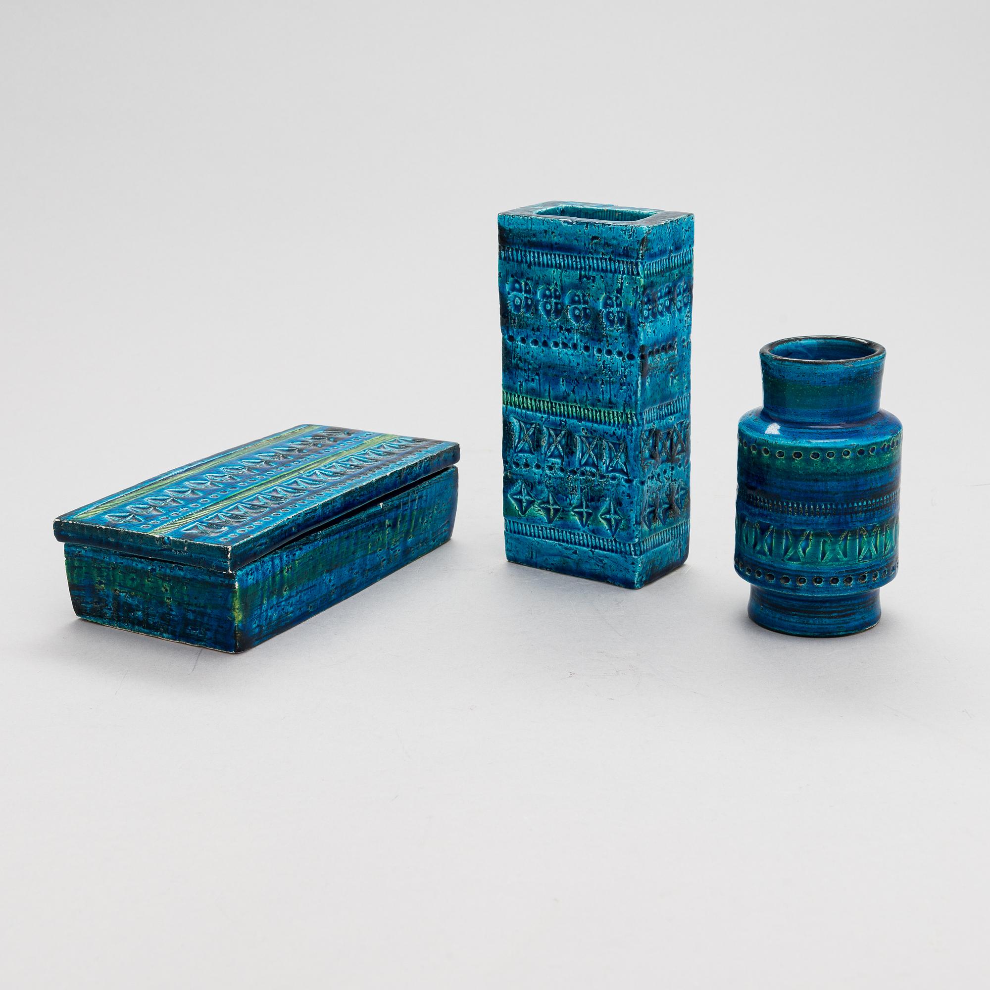 Aldo Londi, a 'Rimini Blu' jewellery box and two vases, Bitossi, Montelupo Fiorentino, Italy late 1950s/early 1960s.