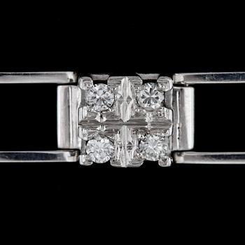 ARMBAND, carréslipade blå safirer samt briljantslipade diamanter, tot. ca 0.70 ct.