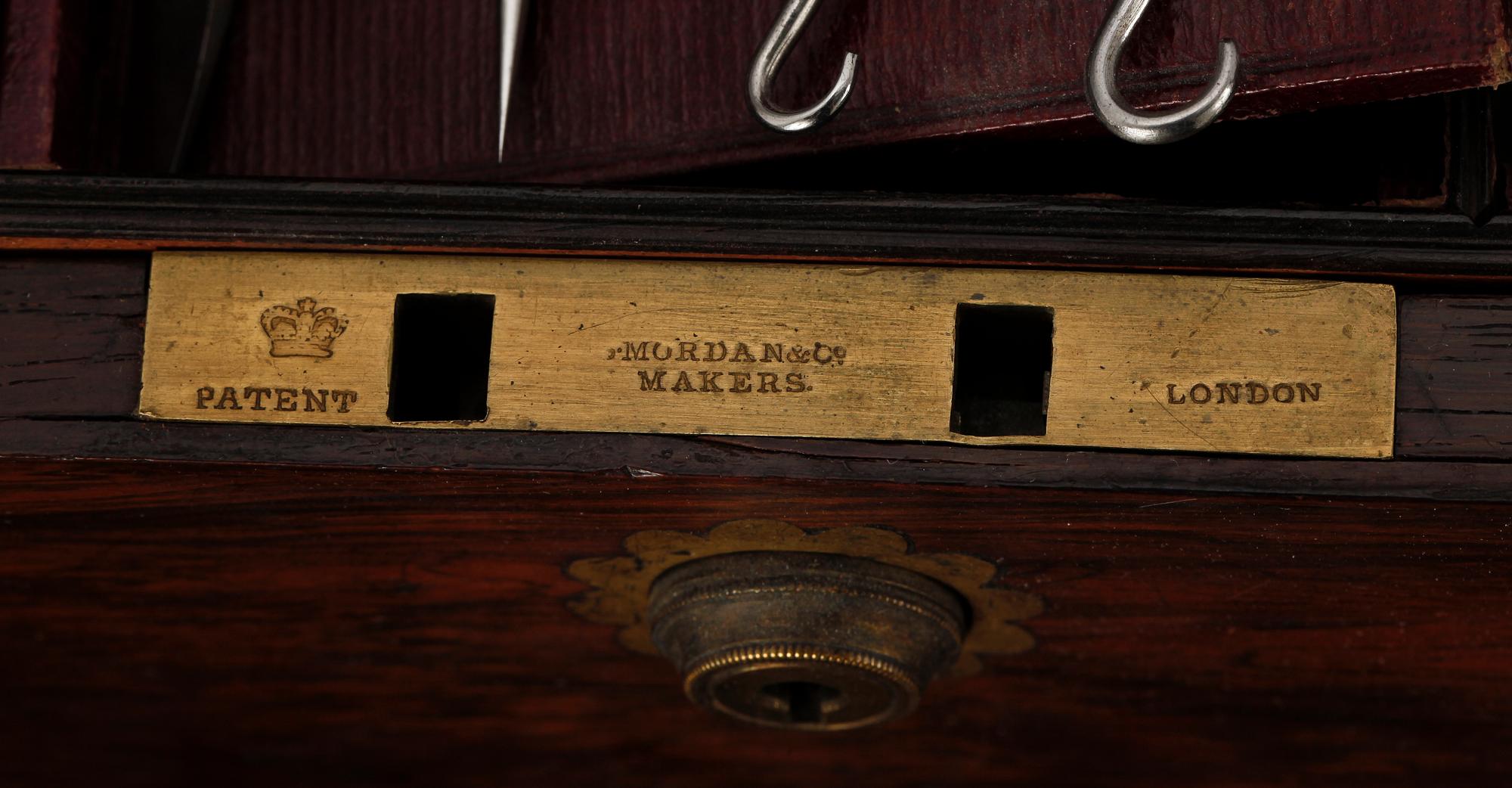 TOILETTESCHATULL/RESESCHATULL, silver och glas. T Dalton, London, England. 1834.