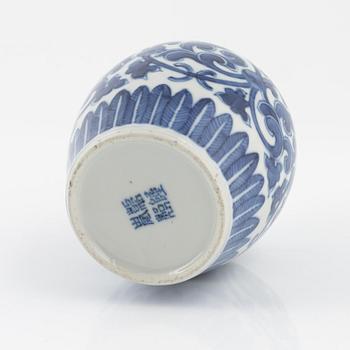 A blue and white Kangxi style vase, late Qing dynasty.