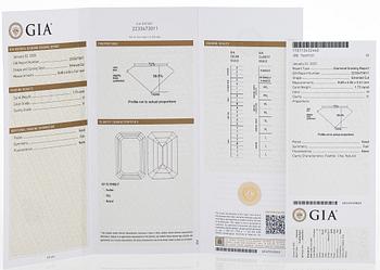 Hänge, platina samt smaragd-, prinses,-baguette- och briljantslipade diamanter med kedja i 14K vitguld.