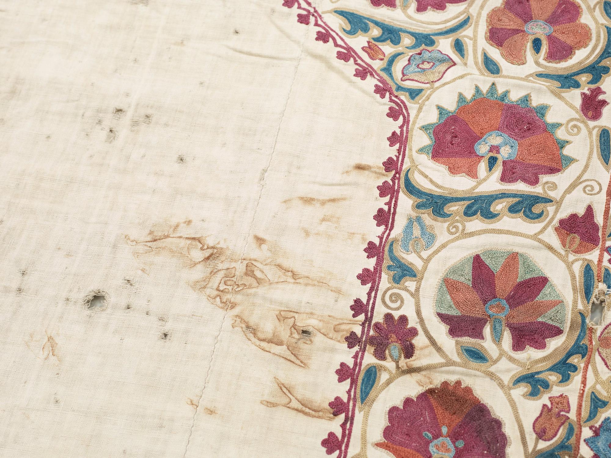 ANTIQUE UZBEK SUZANI. 124 x 86 cm.