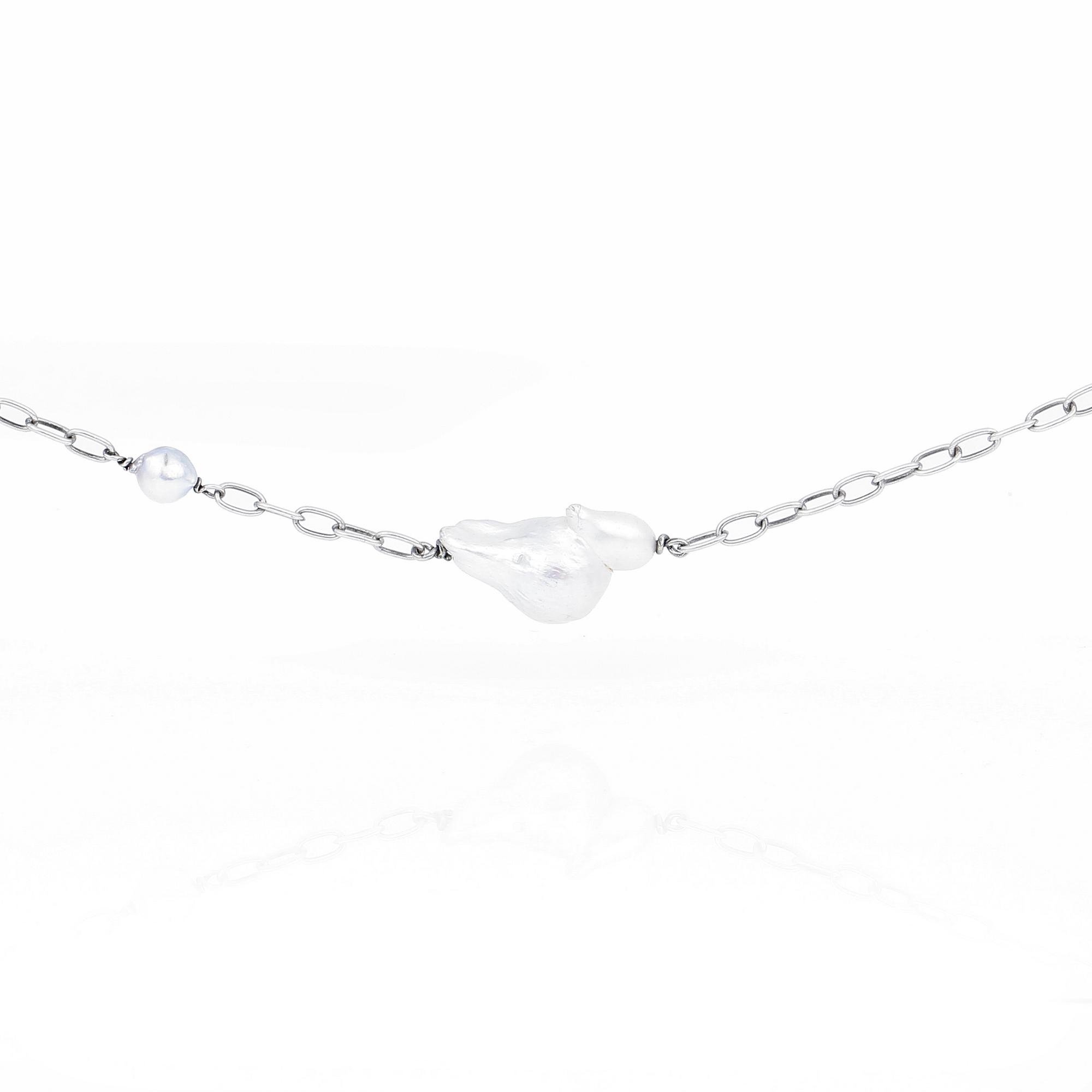 PÄRLHALSBAND, silver med runda och barockformade pärlor samt oval och åttkantslipade bruna diamanter. Vikt ca 70 g.