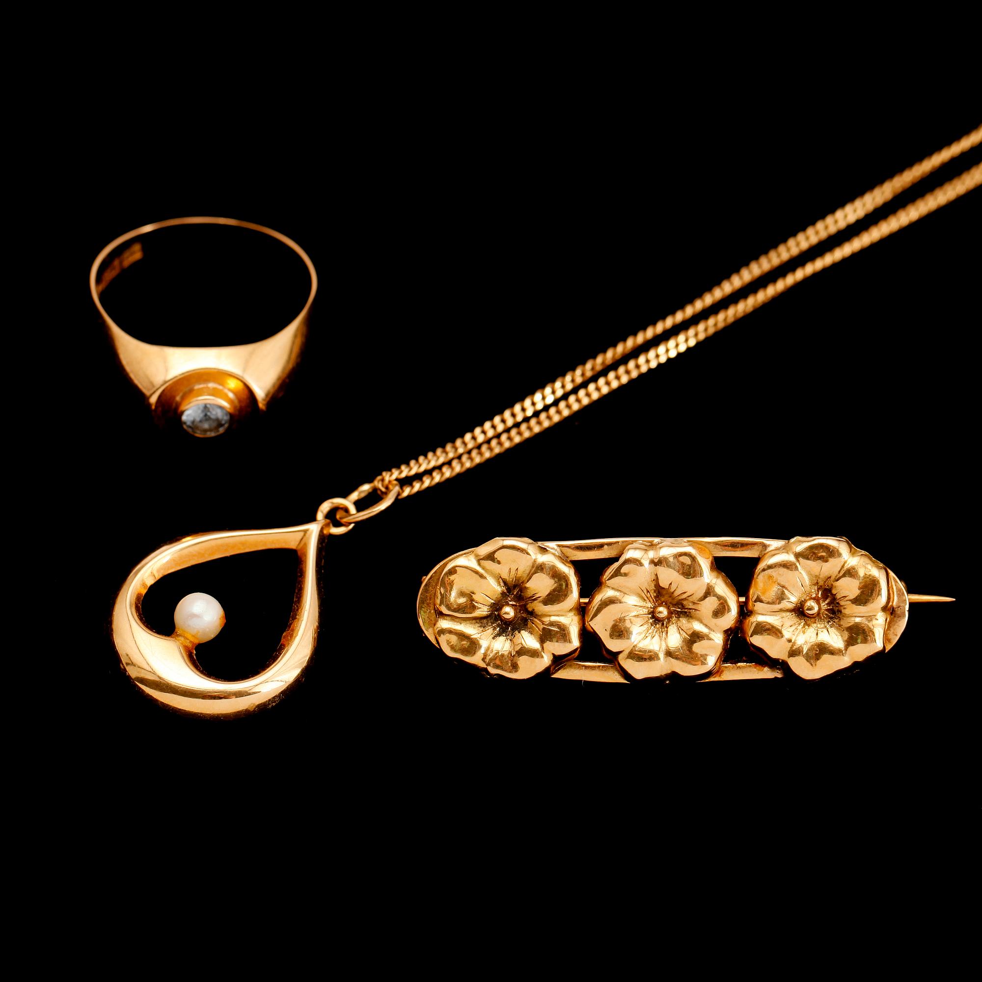 RING, HÄNGE MED KEDJA SAMT BROSCH, 18 k guld, svenska stämplar. Vikt ca 9 g.