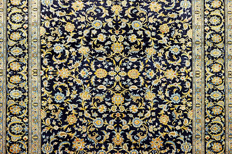 A Kashan carpet, c. 385 x 287 cm.