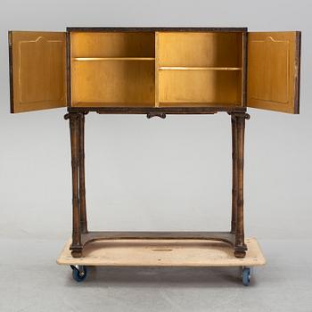 Skåp, Swedish Grace, enligt uppgift utfört av bildhuggare Ernst Sundbeck.1920-30-tal.