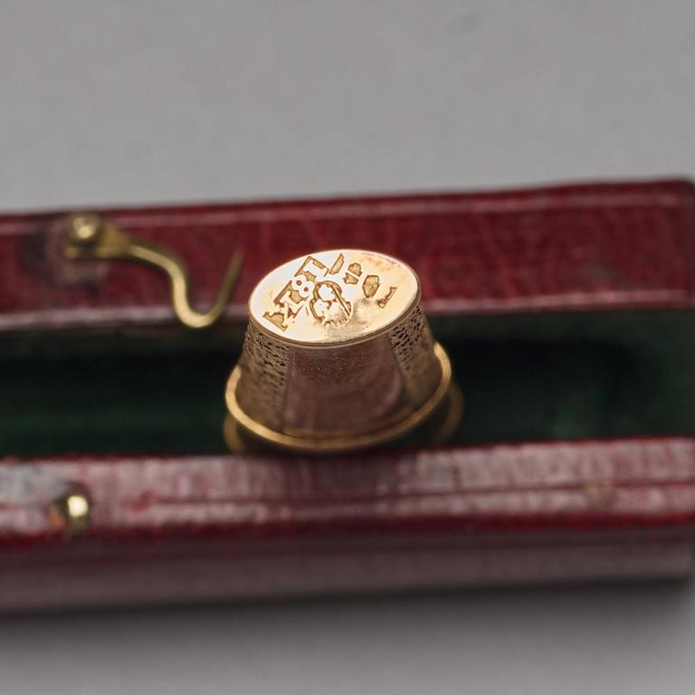 Luktdosa, fodral med tandpetare/öronslev samt knapp, guld 18k, 1800-talets början.
