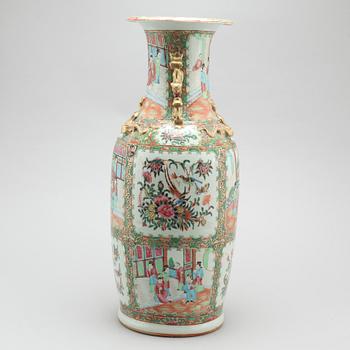 A chinese porcelian vase from the latter half of the 19th century.