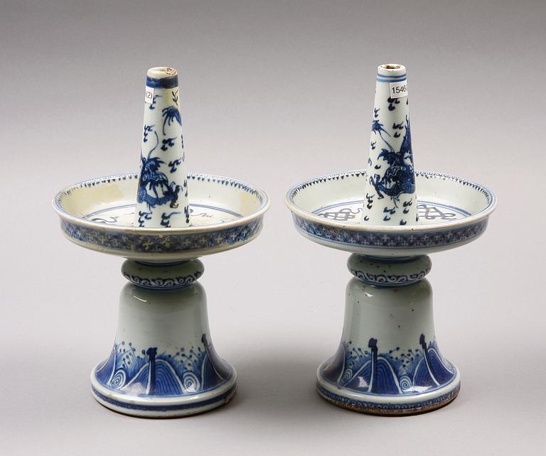 ALTARSTAKAR, ett par, porslin. Qing dynastin, 1700-tal.