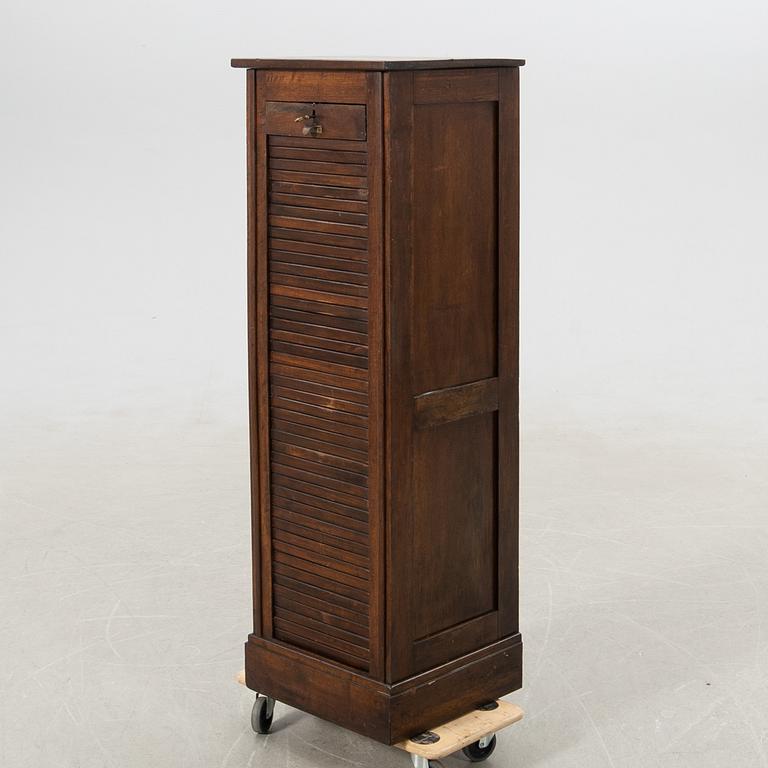 Jalusiskåp, 1900-talets första hälft.