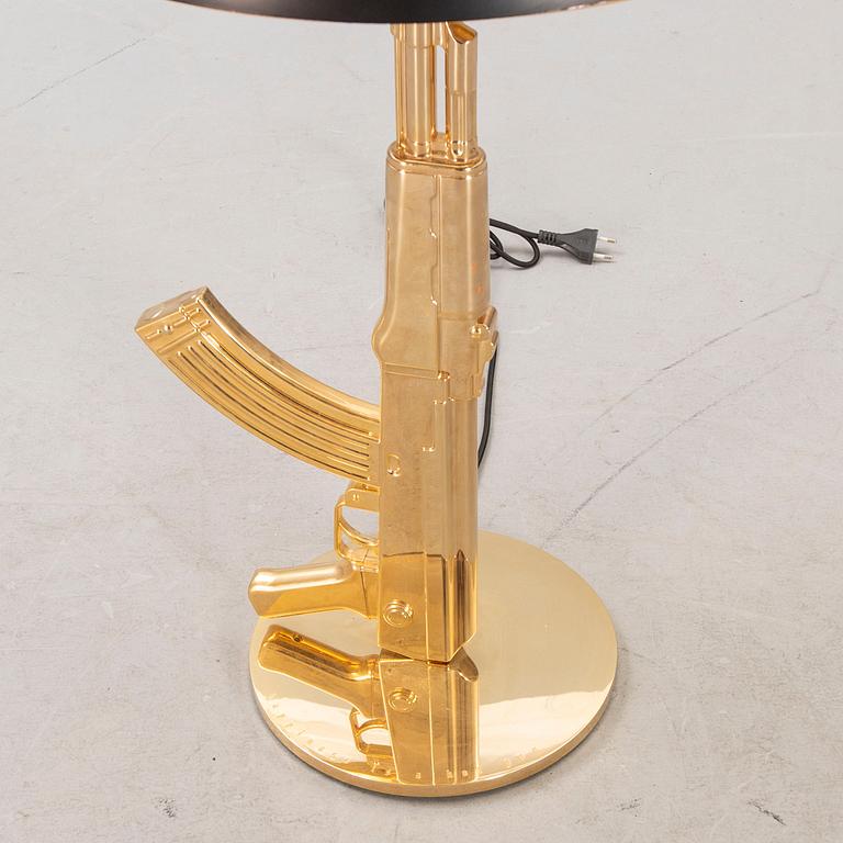 Philippe Starck, bordslampa, "Table Gun", Flos, formgiven 2005.