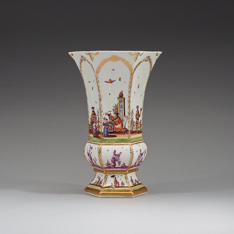 VAS, porslin. Meissen, Augustus Rex, 1720-tal.
