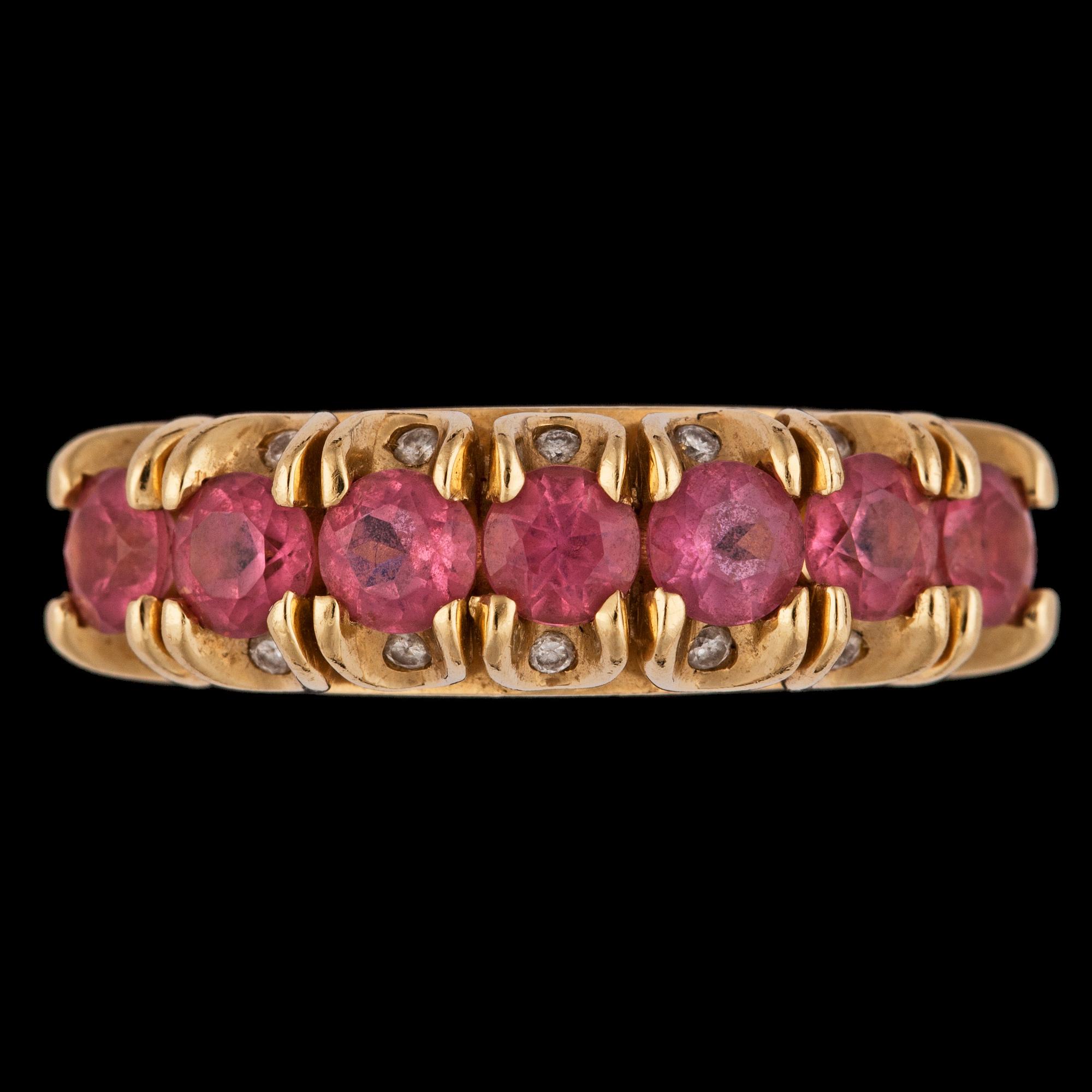 RING, rosa fasettslipade safirer samt briljantslipade diamanter.