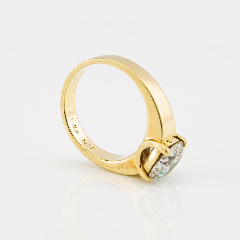 An 18K gold solitaire ring set with an approx. 2.14 ct round brilliant-cut diamond.