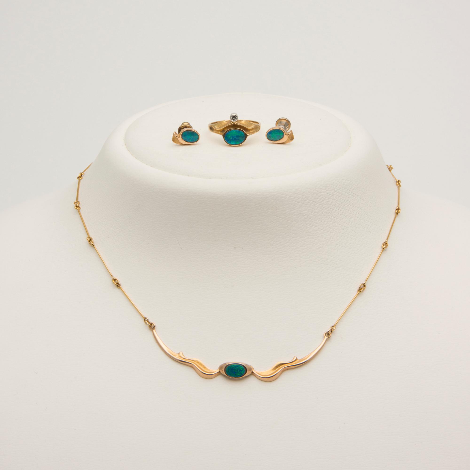 HALSSMYCKE, ÖRHÄNGEN och RING, Lapponia 1981-1992. Opal, diamant, 14K och 18K guld.