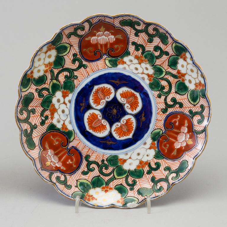 Six famille rose and imari dishes, Japan, late 19th/20th century.