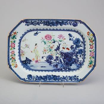 A blue and white and famille rose export porcelain dish, Qing dynasty, Qianlong (1736-95).