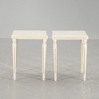 SIDOBORD, ett par gustaviansk stil, 1900-talets andra hälft.