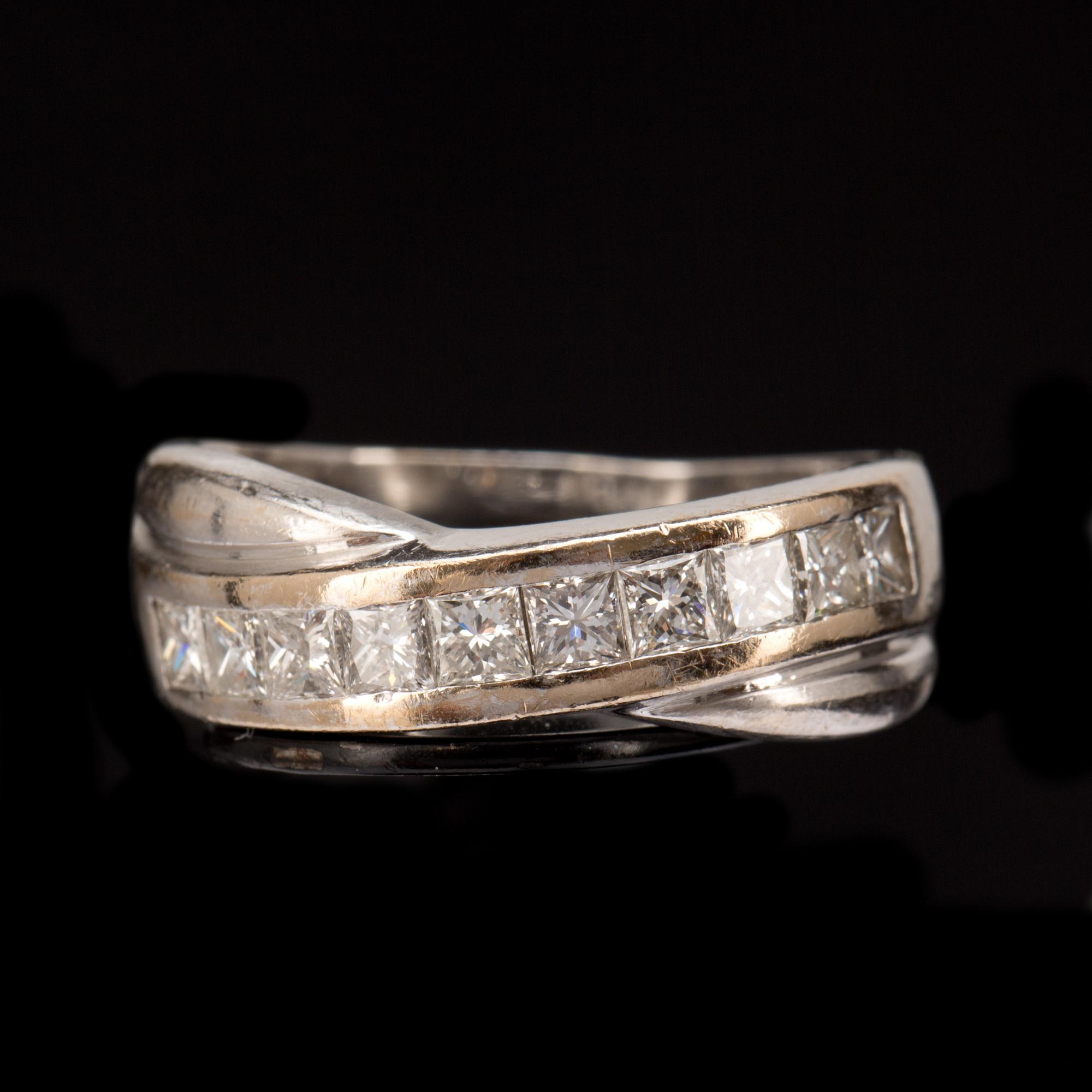 RING, 18k vitguld med 10 prinsesslipade diamanter ca 1,00ct. Gassan diamonds, Amsterdam. Vikt ca 4g.