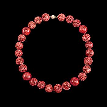 60. KAULAKORU, 26 kaiverrettua korallia Ø 18-20 mm. 8/8 hiottuaja timantteja n. 0.30 ct.