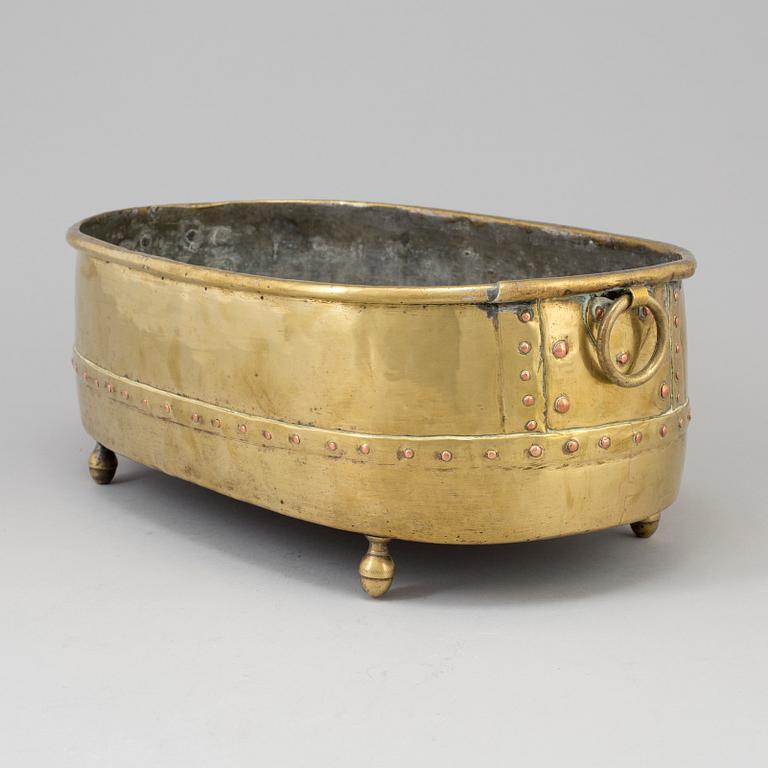 A brass wine cooler, 17th-/18th century-.