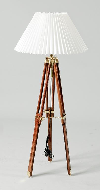GOLVLAMPA, trä och mässing.