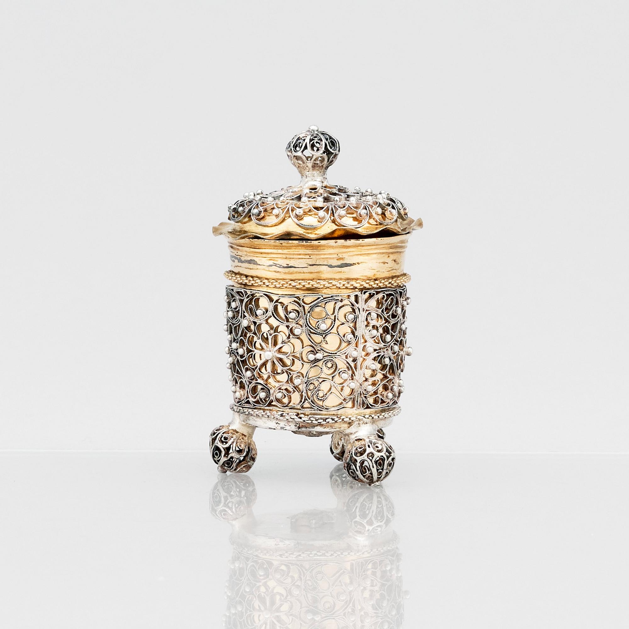 Johan Friedrich Straub, miniatyrbägare med lock, förgyllt silver, filigran, Karlstad (1674-1713). Barock.