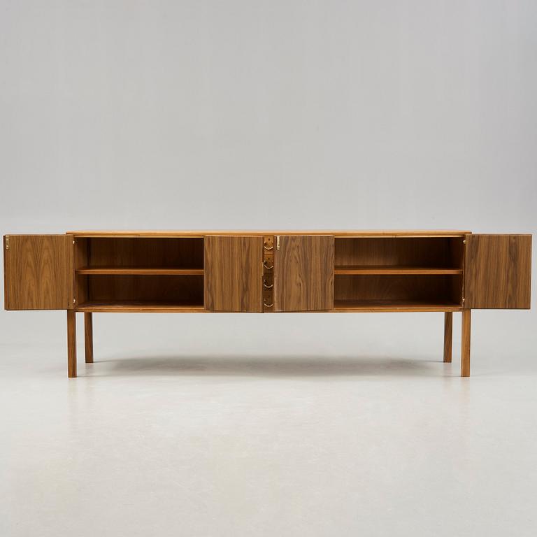 Josef Frank, sideboard, modell 1015, Firma Svenskt Tenn, 1950-60-tal.