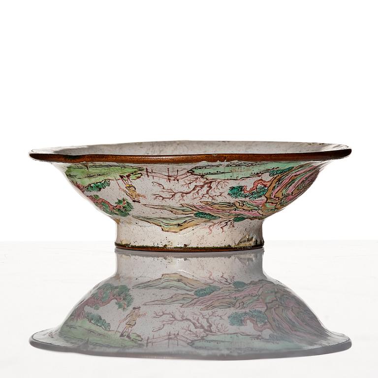 Skål, emalj på koppar. Qingdynastin, 1700-tal.