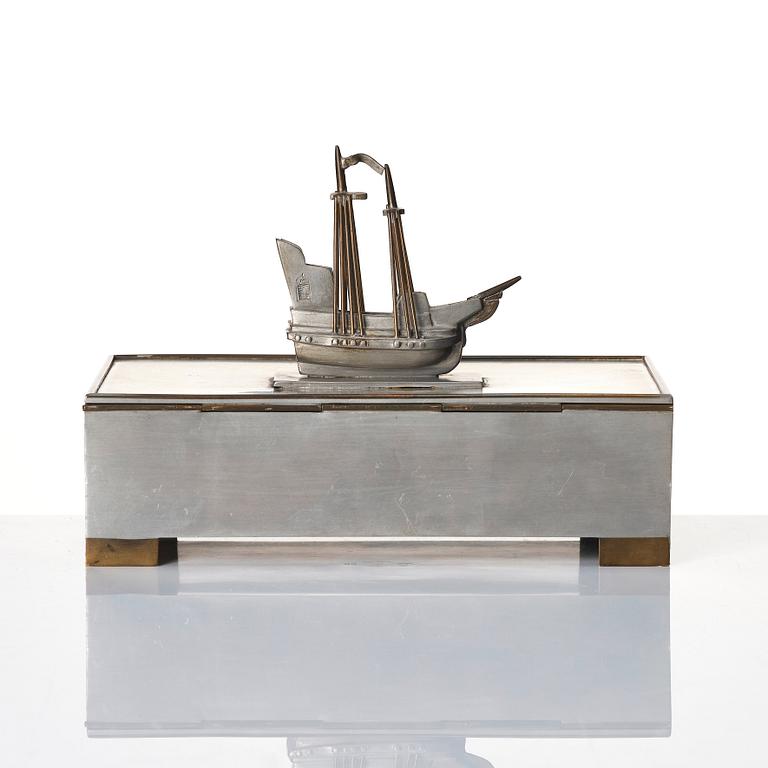 Björn Trägårdh, a lidded pewter and brass box, Firma Svenskt Tenn, Stockholm 1930.