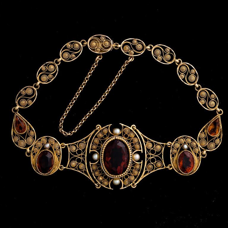 COLLIER och ARMBAND, fasettslipade citriner, pärlor, 18K guld filigranarbete. Stockholm 1908.