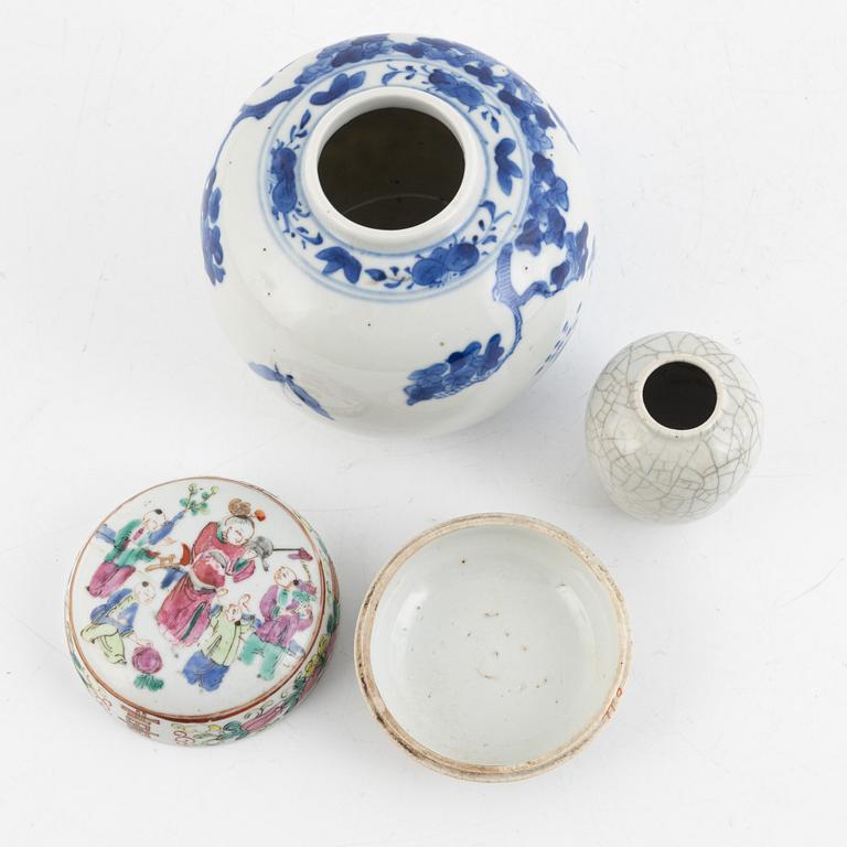 A Chinese porcelain box with cover, a miniature vase and a blue and white jar, 19th/20th century.