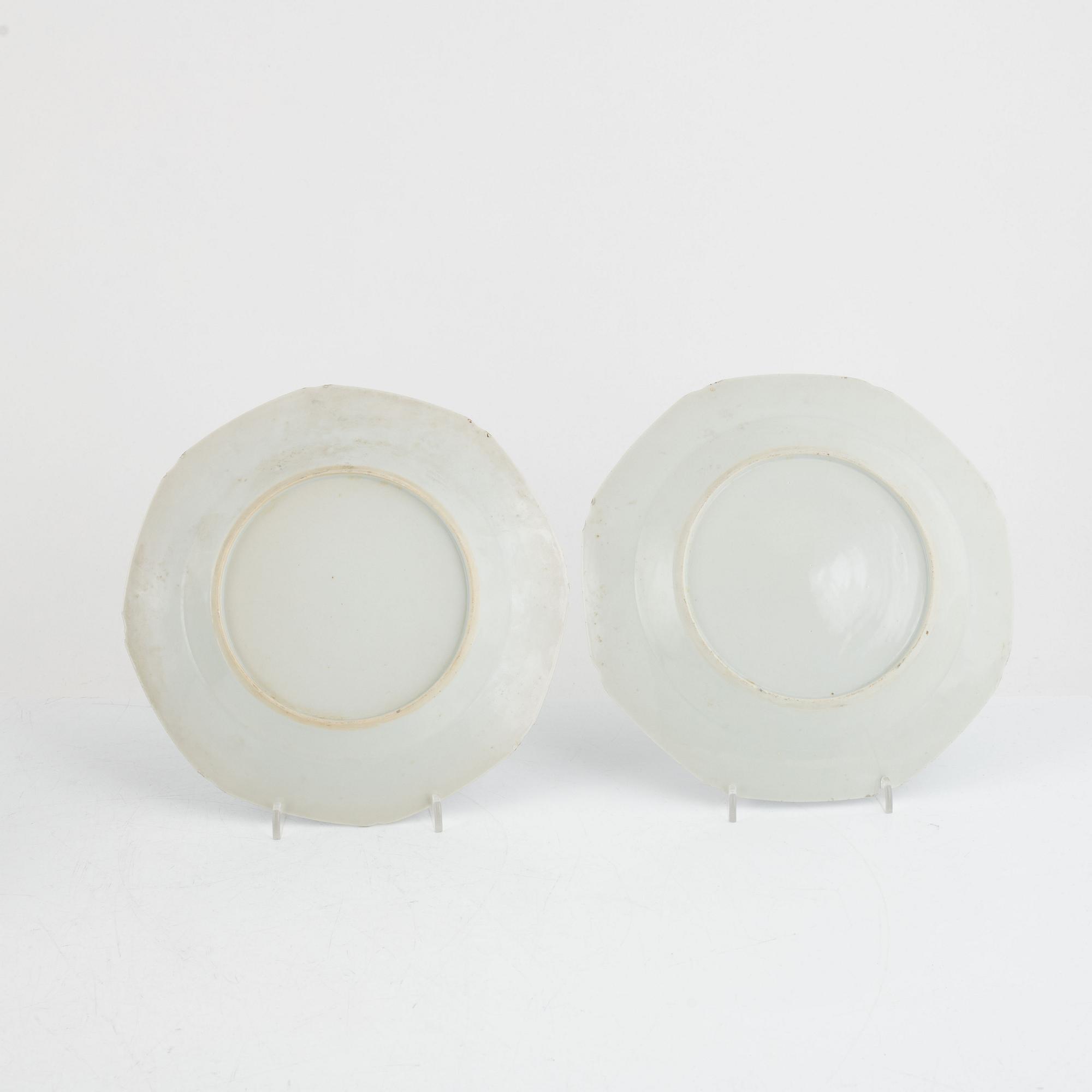 Tallrikar, fyra stycken (2+2), porslin, Kina, Qingdynastin, Qianlong (1736-95).