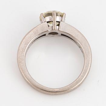 18K gold ring.