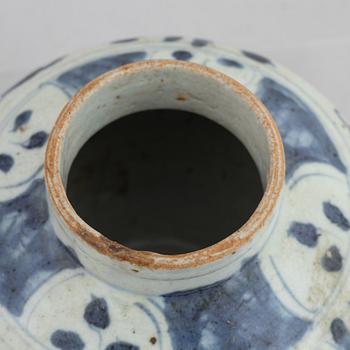 A blue and white Swatow dish  and two blue and white urna, China, Ming dynasty (1368-1644).
