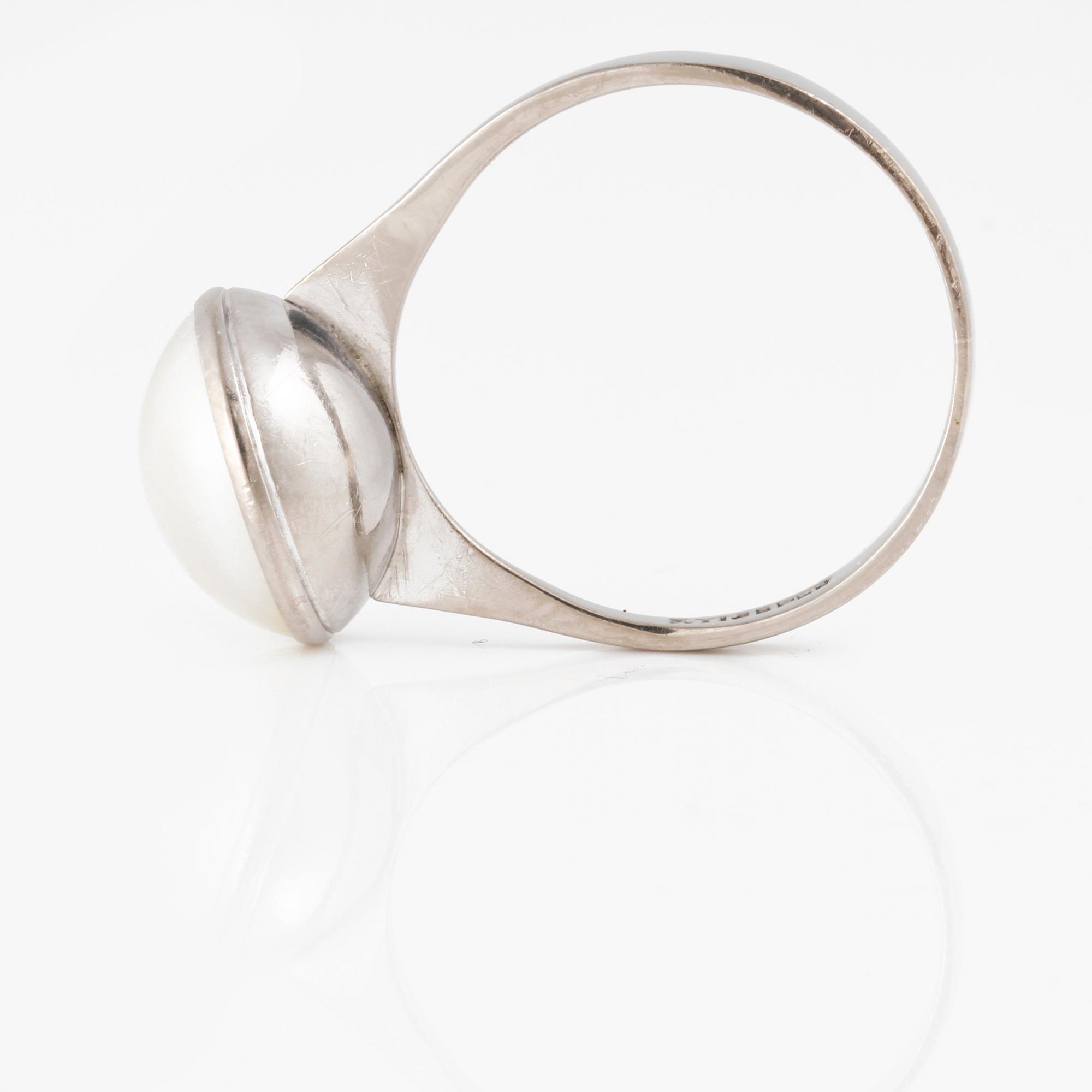 RING, med odlad halvpärla, Stigbert, Stockholm.