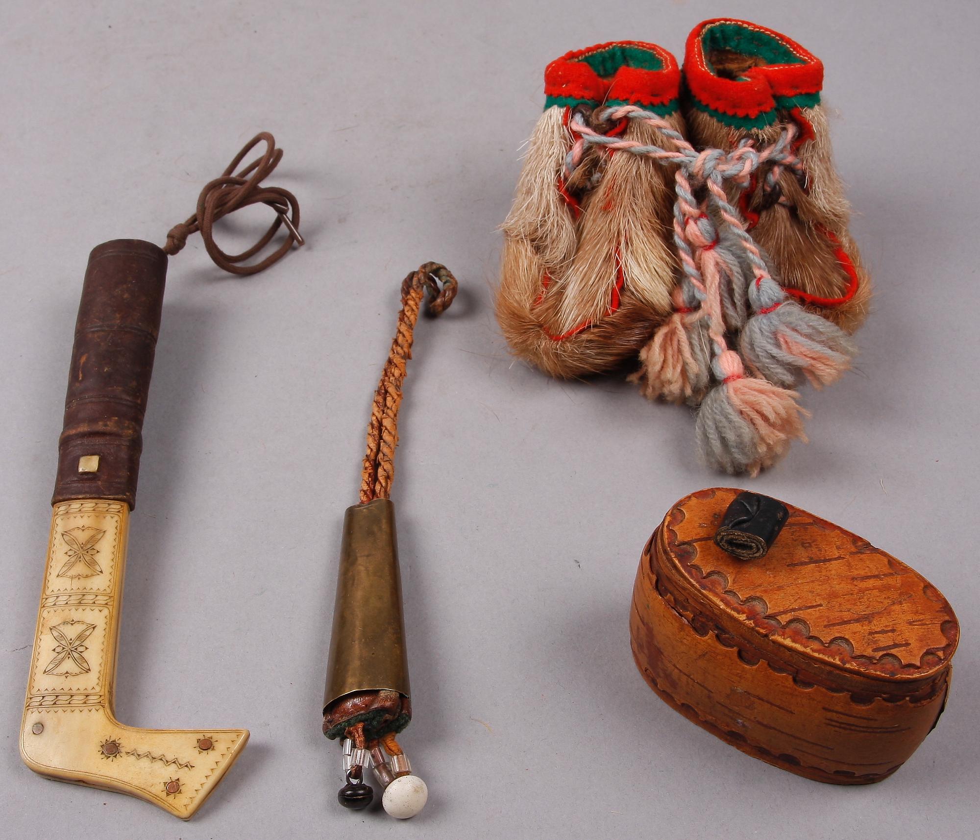 PARTI SAMISKT, 4 delar, bl a renhorn, näver och renskinn, bl a Nils Fankki, 1900-tal.