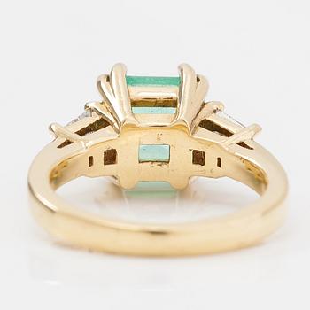 An 18K gold ring with a 2.47 ct emerald and diamonds ca. 0.48 ct in total. With certificate.