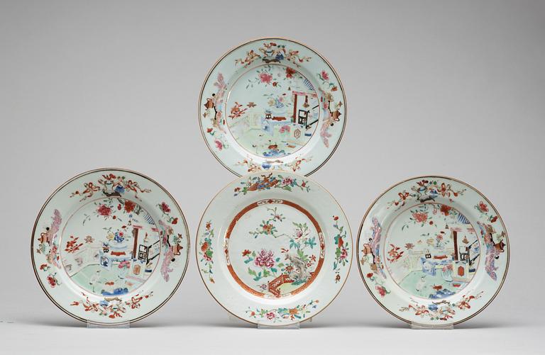 A set of four porcelaine dinner plates, Qing dynasty, Qianlong (1736-95).