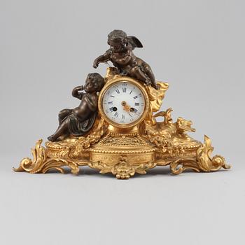 BORDSPENDYL, Louis XV-stil, omkring sekelskiftet 1800/1900.