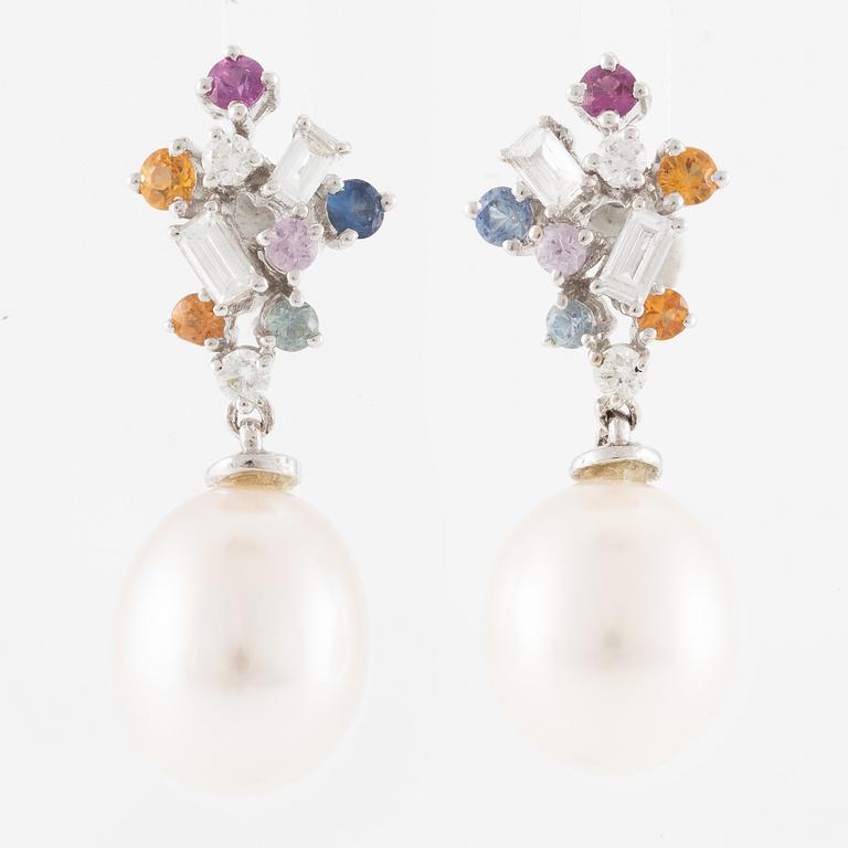 Örhängen, ett par, 18K vitguld med odlade sötvattenspärlor, flerfärgade safirer och diamanter.