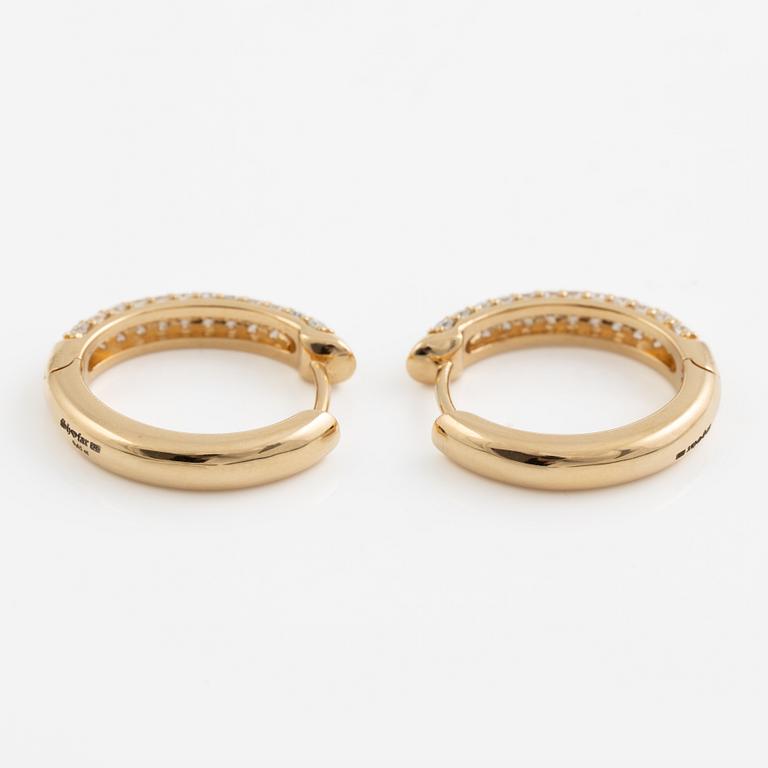 Hoop earrings in 18K gold set with brilliant-cut diamonds.