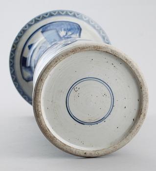 TRUMPETVAS, porslin, Kina, sannolikt 1900-tal.