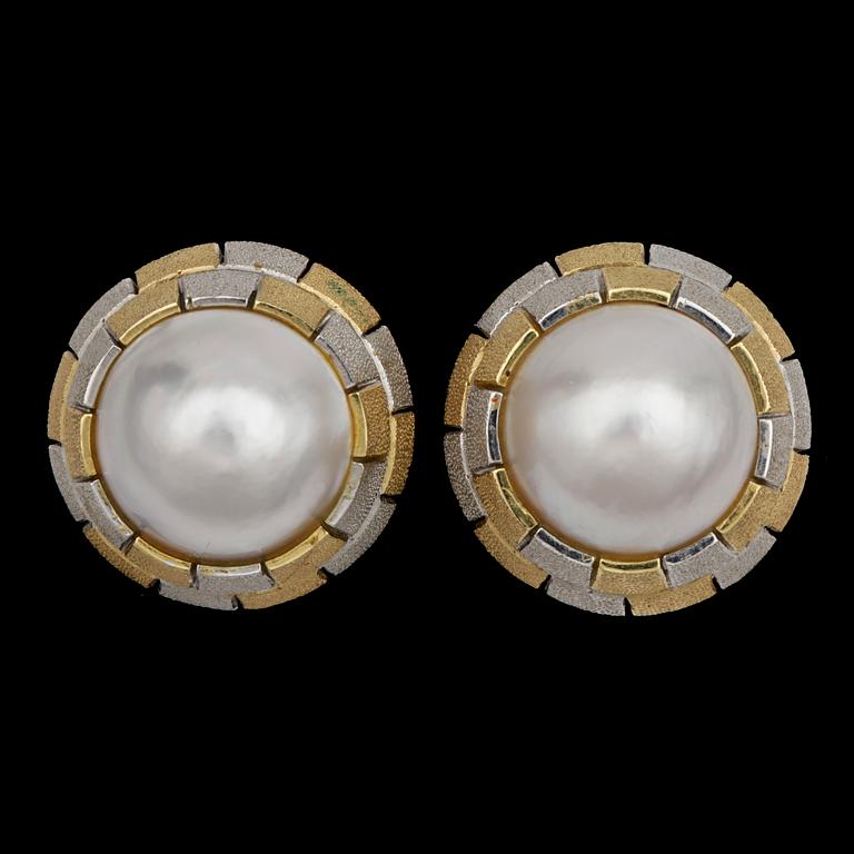 A pari of earrings and ring set with large mabepearl.