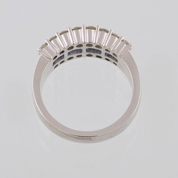 RING, 18K vitguld med 16 briljantslipade diamanter, 0.87 ct samt 10 baguetteslipade blå safirer, 0.81 ct. Vikt 7,9 gram.