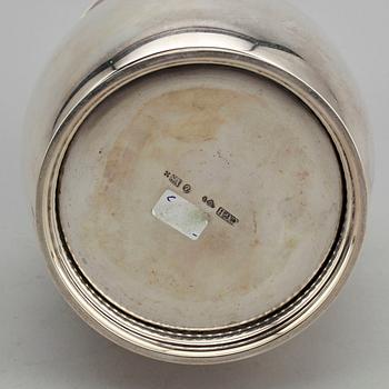 BURK MED LOCK, silver, CG Hallberg, Stockholm 1947. Vikt ca 380 gram.