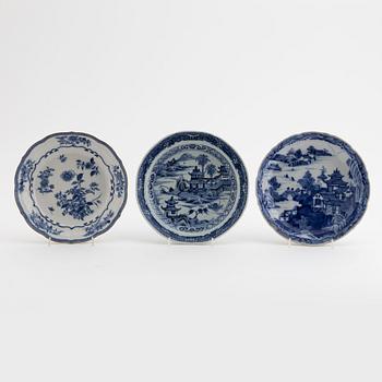 A set of three blue and white dishes, Qing dynasty, Qianlong (1736-95).