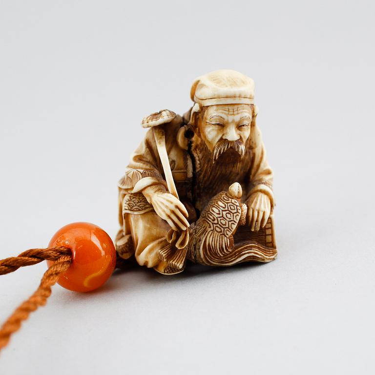 INRO med NETSUKE, ben, Japan, sannolikt Meiji, 1868-1912.